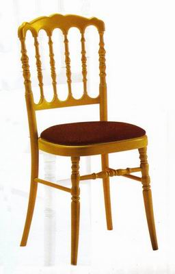 ART  246 Imp.  Sedia classica in stile Chiavari in faggio tinto in differenti finiture.Seduta  imbottita . 
I prezzi indicati sono tessuto escluso.Necessari 0,30 mt di tessuto per la versione  imbottita.
La sedia è impilabile ( vedi foto n.3 ). Sconti per quantita.
